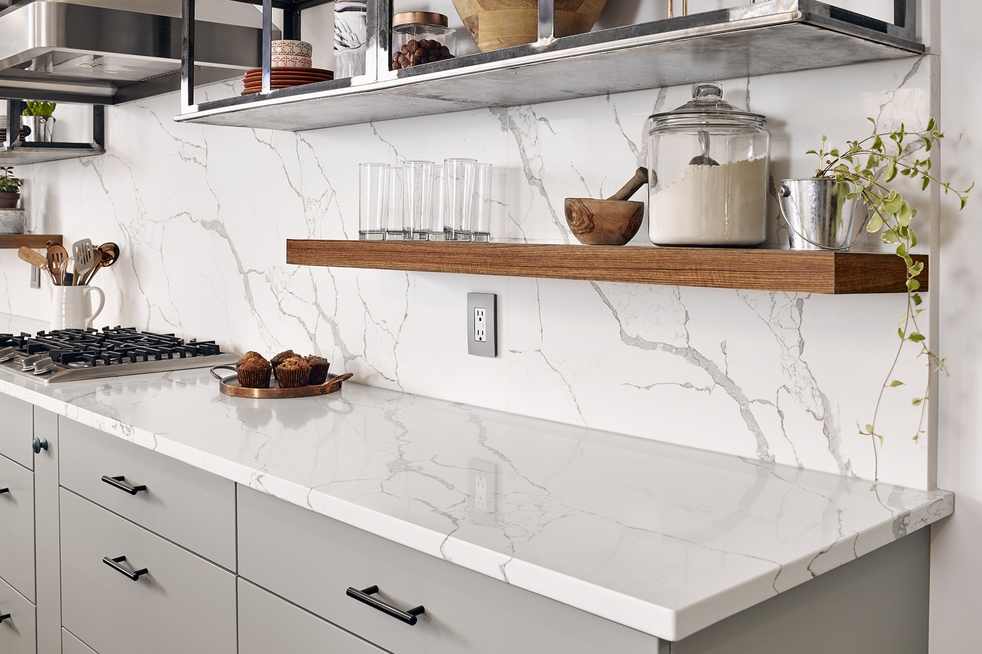 Bếp nhỏ hóa rộng thênh thang với bí quyết ốp liền mặt - 2 Bếp nhỏ hóa rộng thênh thang với bí quyết ốp liền mặt - 2