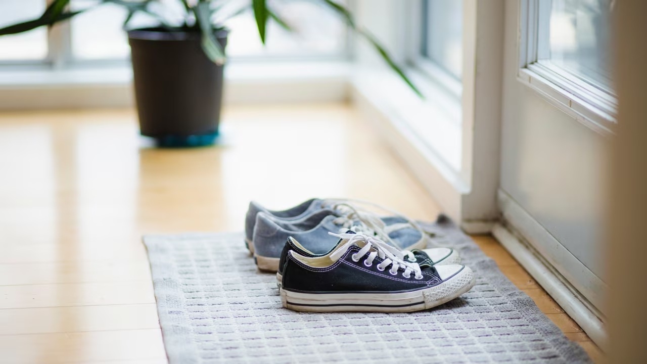 6 tuyệt chiêu từ chuyên gia để giữ sàn nhà sạch bong, sáng bóng  - 1